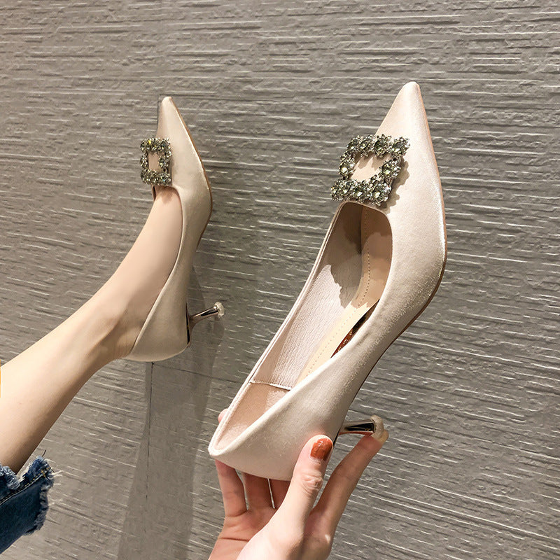 Chaussures à talons hauts en satin pour femmes de style dames