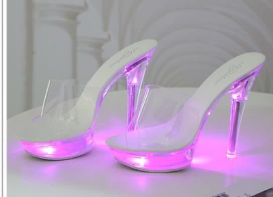 Zapatillas de mujer de moda con tacón alto y luminosas