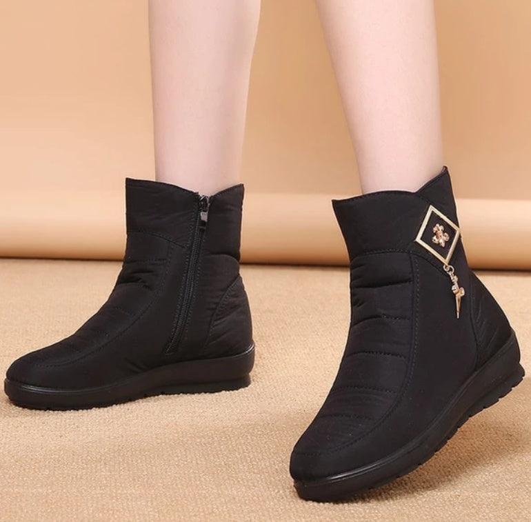 Bota cálida de señora para el invierno.