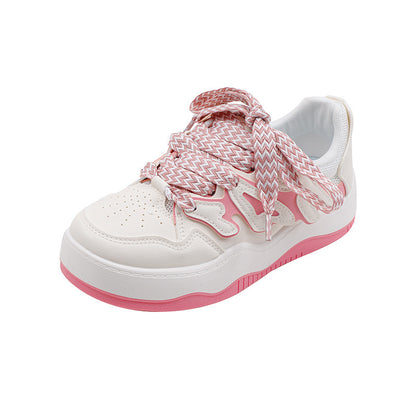 Fille de haute beauté portant de petites chaussures blanches