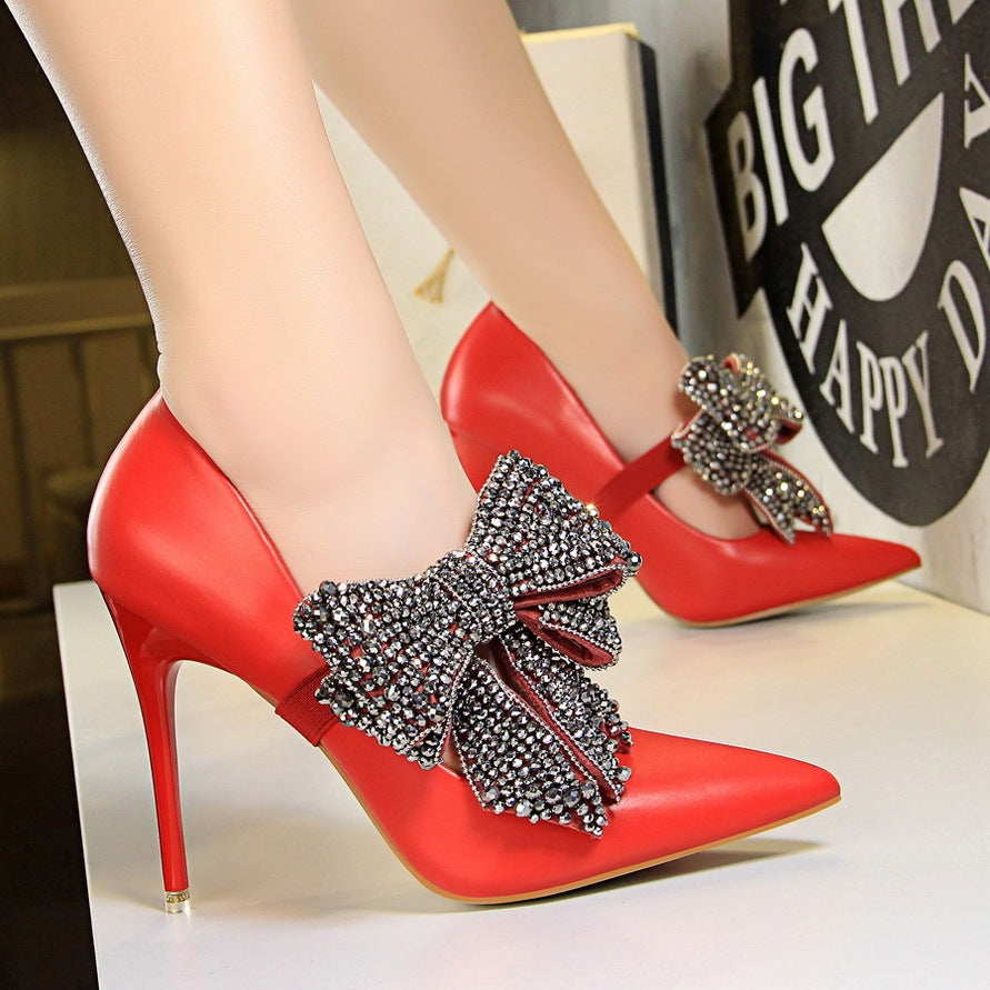 Escarpins simples à talons hauts avec nœud en strass