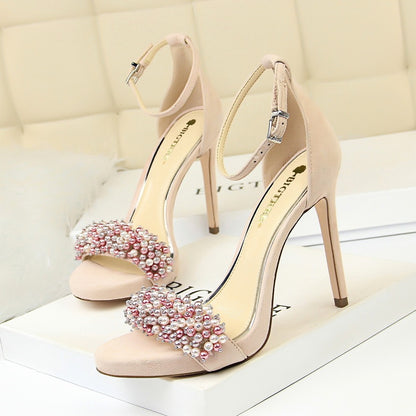 Sandales à talons hauts en daim avec plateforme et brides en strass et perles