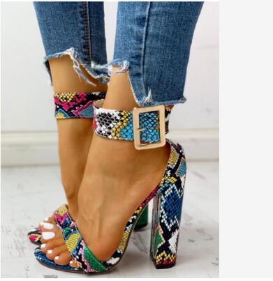 Sandalias romanas de tacón grueso con estampado de serpiente en color retro y tacón alto