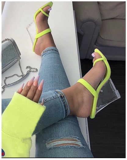 Sandalias de tacón alto fluorescentes doradas con cuña de cristal europeas y americanas