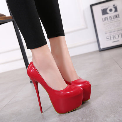 Zapatos de mujer sexys con tacones altos y stilettos