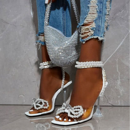 Sandales à talons transparents avec perles et strass et nœud papillon