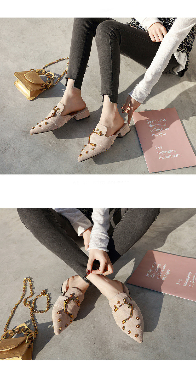 Versión coreana de los nuevos zapatos de mujer de punta puntiaguda de moda con remaches de gamuza y tacón grueso, sandalias de mujer con medio tacón