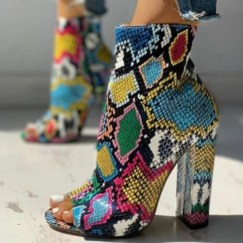 Botas cortas con estampado de serpiente de colores y tacón grueso de estilo nuevo de comercio exterior