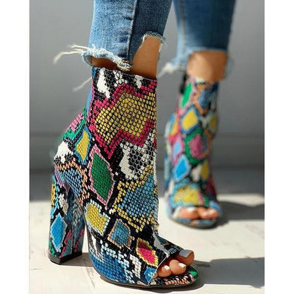 Botas cortas con estampado de serpiente de colores y tacón grueso de estilo nuevo de comercio exterior