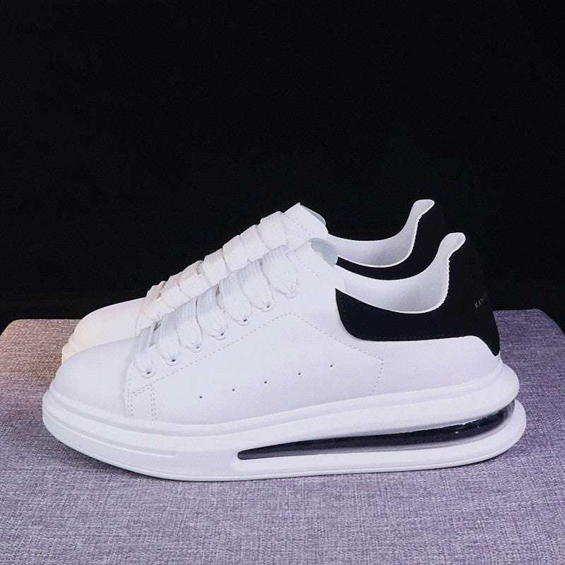 Chaussures blanches tendance, belles baskets, coussin d'air augmenté