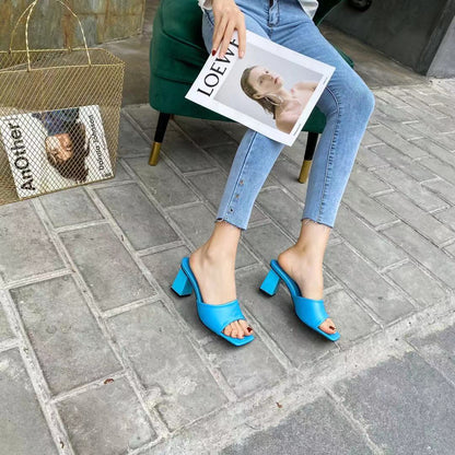 Chaussons à talons hauts et tête carrée