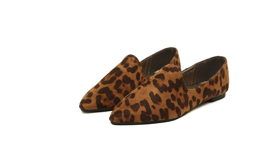 Zapatos de mujer salvajes de talla grande 41, planos de leopardo con zapatos individuales, zapatos de otoño con punta profunda y color llamativo 42 