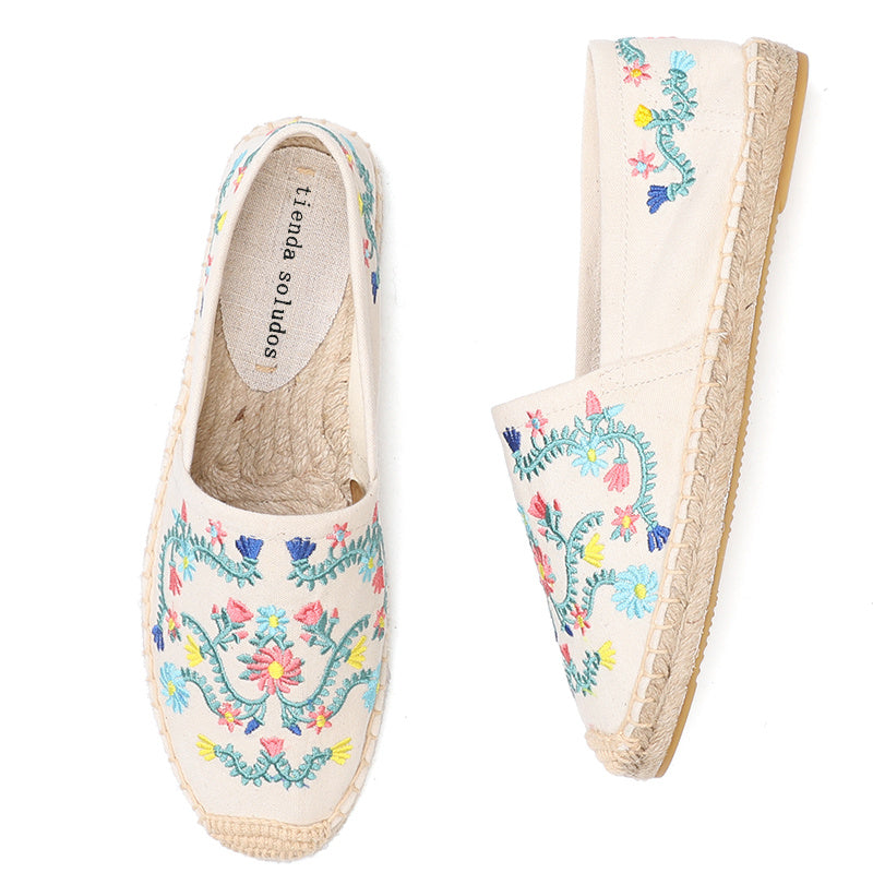 Fashionable women's canvas shoes