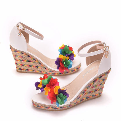 Sandalias de cuña con forma de boca de pez y flores de colores Sandalias de cuña blancas