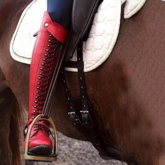 Bota con remaches y cordones para mujer con tacón grueso