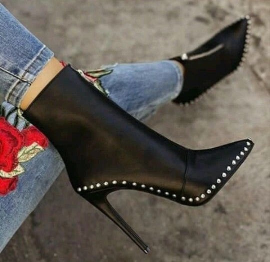 Botas con cremallera y tachuelas