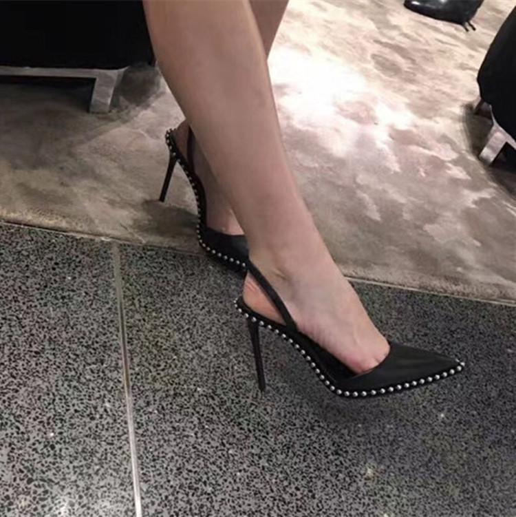 Tacones altos de aguja con puntera negra y cuentas de metal