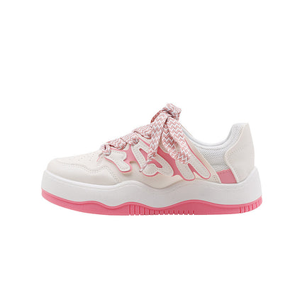 Fille de haute beauté portant de petites chaussures blanches