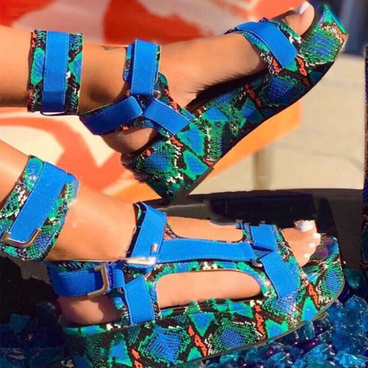 Sandalias de cuña con velcro y boca de pez con serpiente