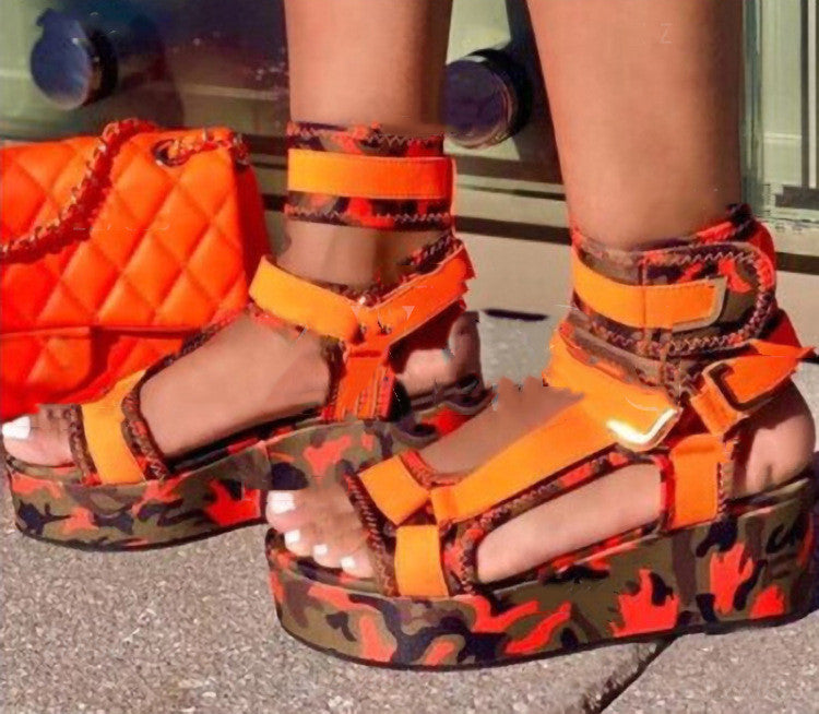 Sandalias de cuña con velcro y boca de pez con serpiente