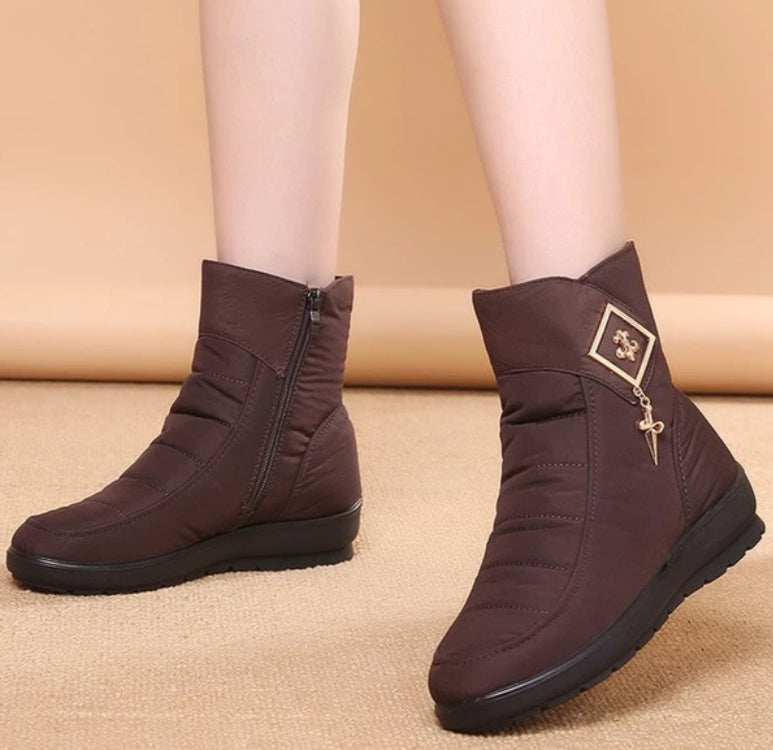 Bota cálida de señora para el invierno.