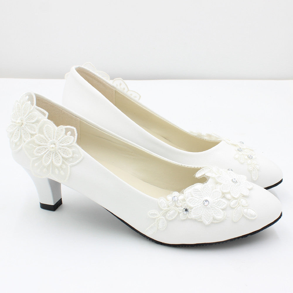 Zapatos de boda blancos de gran tamaño con tacones cuadrados