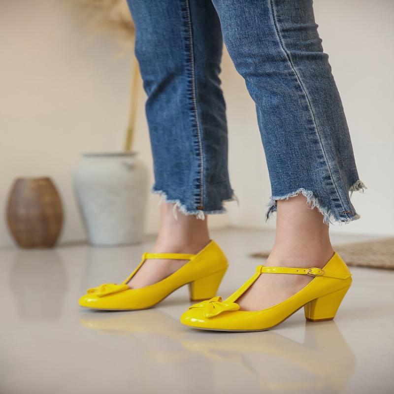 Zapatos de mujer con tacón grueso y punta en color rojo, amarillo y rosa