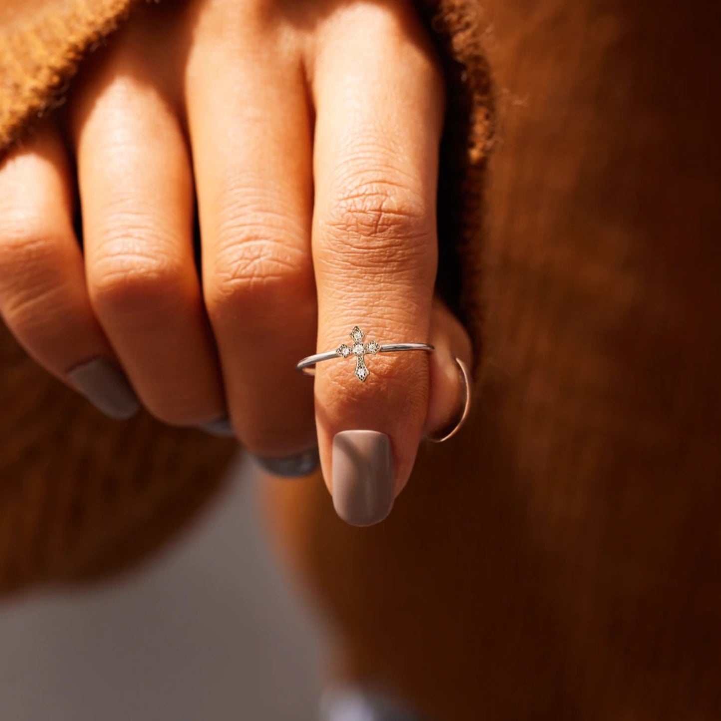 Anillo de cruz de plata de ley 925