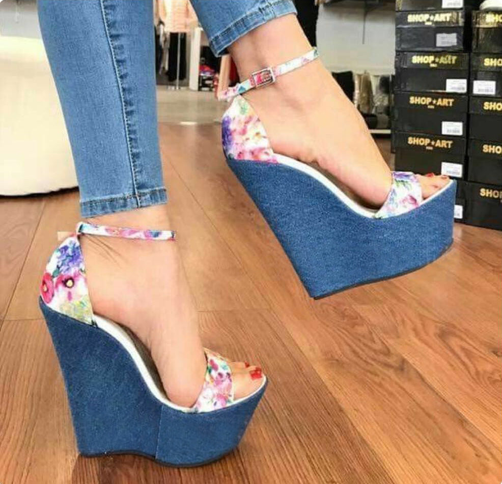 Sandalias con cuña estampada