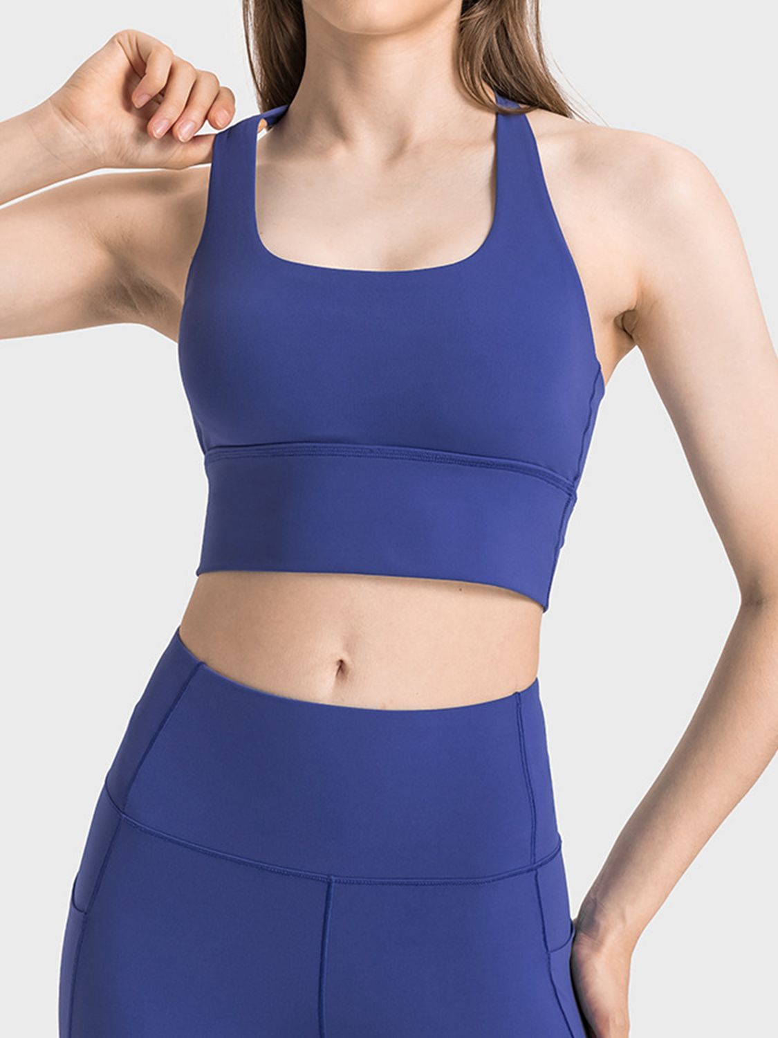 Soutien-gorge de sport à encolure dégagée et à bretelles croisées