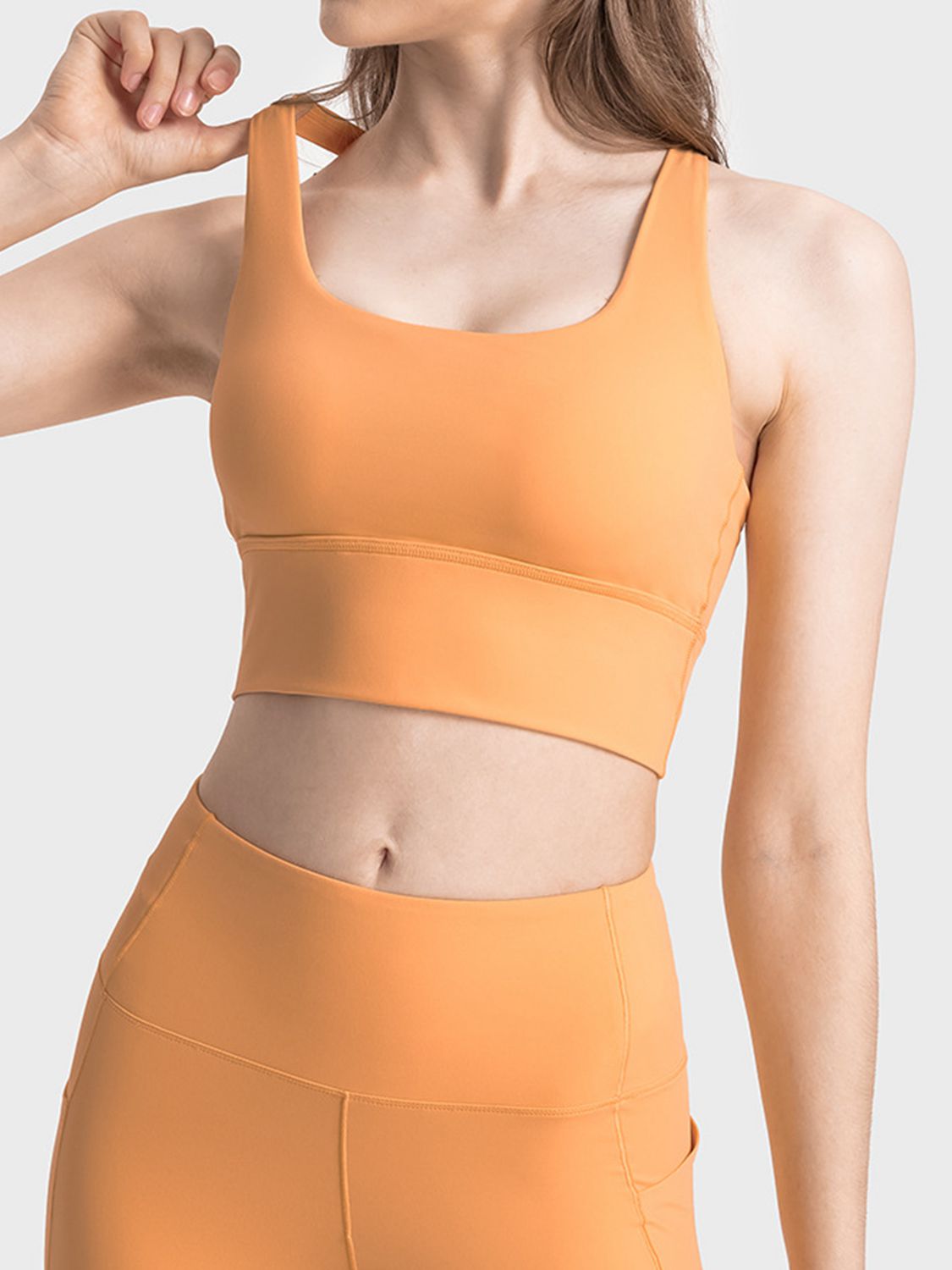 Soutien-gorge de sport à encolure dégagée et à bretelles croisées