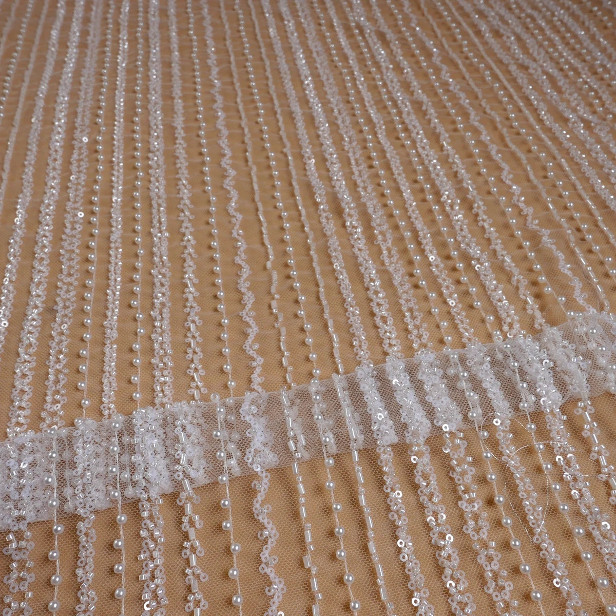 Dentelle de mariée tendance La Belleza, tissu en dentelle à lignes droites, tissu en dentelle pour robe de mariée perlée blanche 51'' de largeur 1 yard