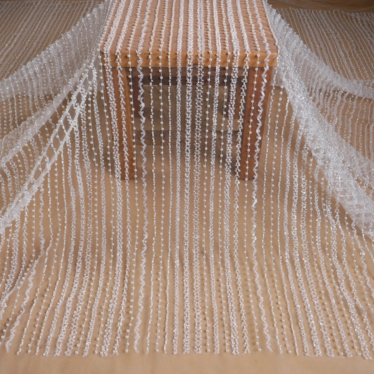 Dentelle de mariée tendance La Belleza, tissu en dentelle à lignes droites, tissu en dentelle pour robe de mariée perlée blanche 51'' de largeur 1 yard