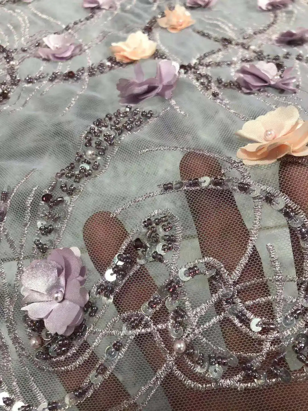 Belle broderie 3D en perles faites à la main en dentelle africaine / broderie en vedette tissu en dentelle nigériane adapté à la robe de soirée robe de mariée