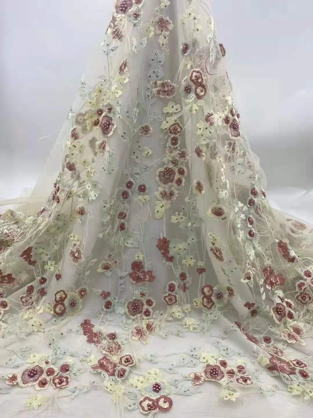 Tejido de vestido de novia exquisito de piedra hecha a mano de alta calidad/encaje de tul francés bordado de plumas hecho a mano para vestidos de noche