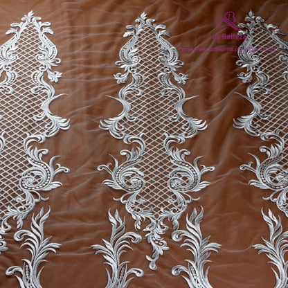 Tissu en dentelle pour robe de mariée en polyester blanc cassé/noir sur maille La Belleza, broderie épaisse, 1 yard, 51" de largeur