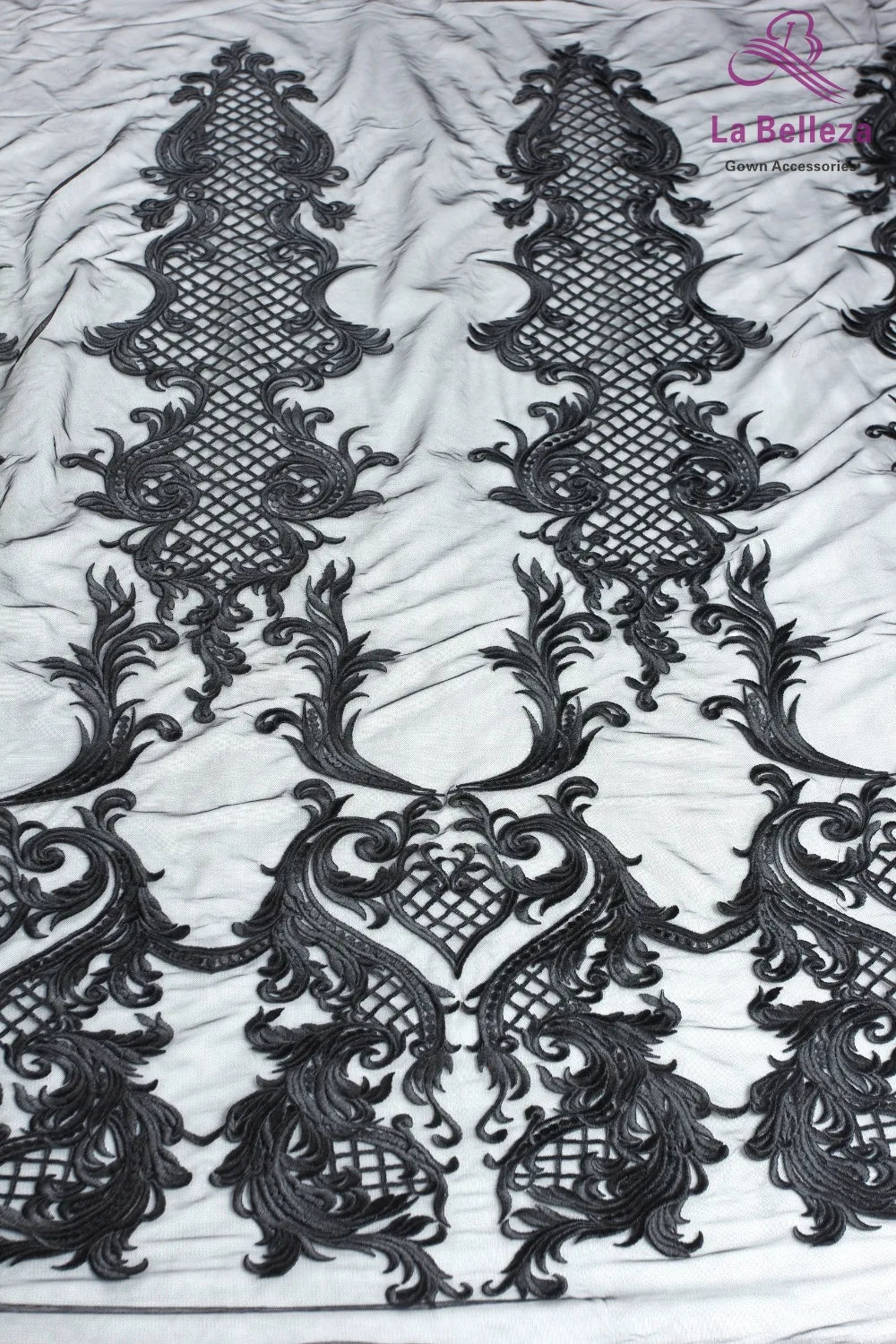 Tissu en dentelle pour robe de mariée en polyester blanc cassé/noir sur maille La Belleza, broderie épaisse, 1 yard, 51" de largeur