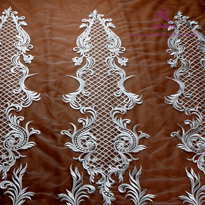 Tissu en dentelle pour robe de mariée en polyester blanc cassé/noir sur maille La Belleza, broderie épaisse, 1 yard, 51" de largeur