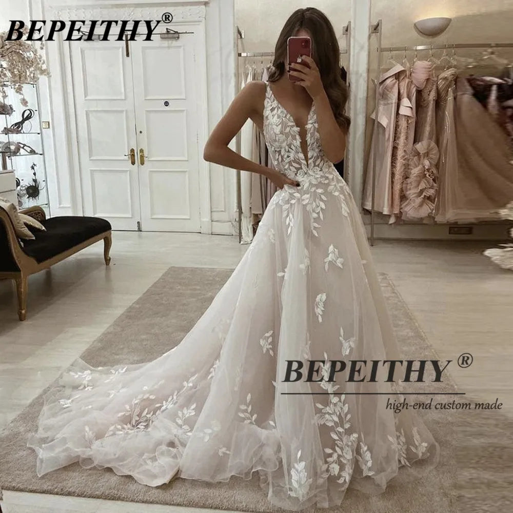 BEPEITHY Sexy A Line Encaje Vestidos de novia Sin mangas Para Francia Chica 2021 Cuello en V Corte Cola Marfil Robe De Mariée Vestido de novia