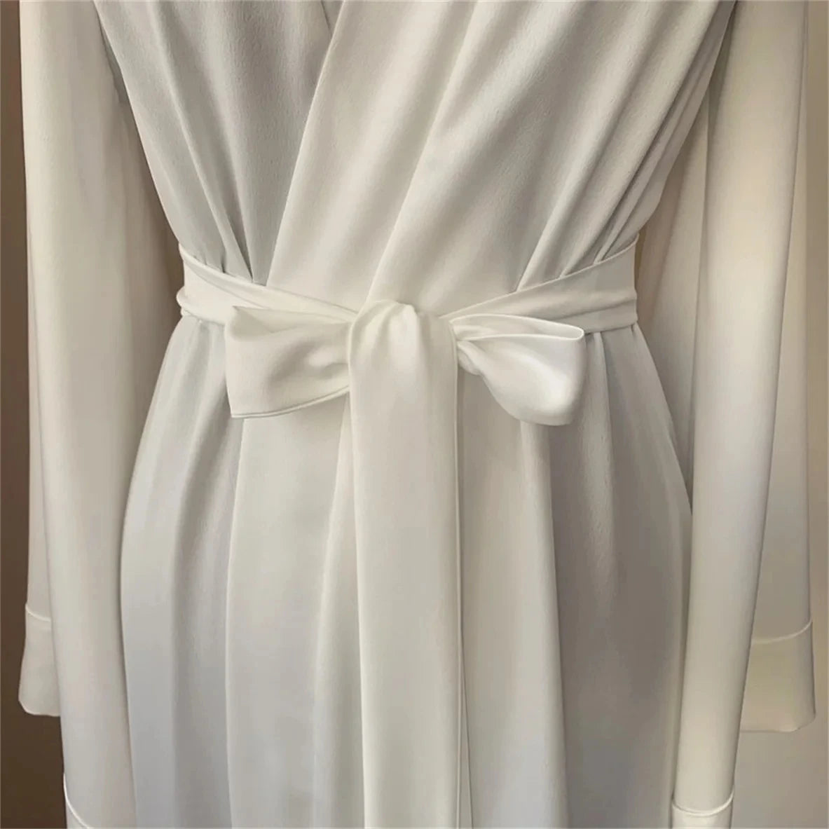 Robe de mariée en soie douce blanche avec ceinture, robe de chambre à manches longues, peignoirs de mariage, vêtements de nuit pour femmes, boudoir