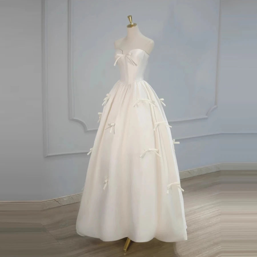 Esmoquin de satén sencillo y elegante Vestido de fiesta clásico Vestido de novia blanco sin tirantes con lazo Estilo corsé personalizado