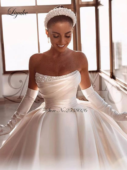 Robe de mariée de luxe en satin à plusieurs niveaux Liyuke Robe de mariée sans manches Perles Perles Épaules dénudées Jupes de mariée