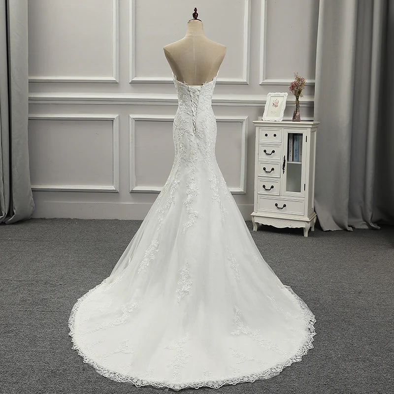 Robe de mariée sirène avec longue traîne en dentelle pour femmes, sans bretelles, coupe ajustée, décolleté en cœur, sans manches