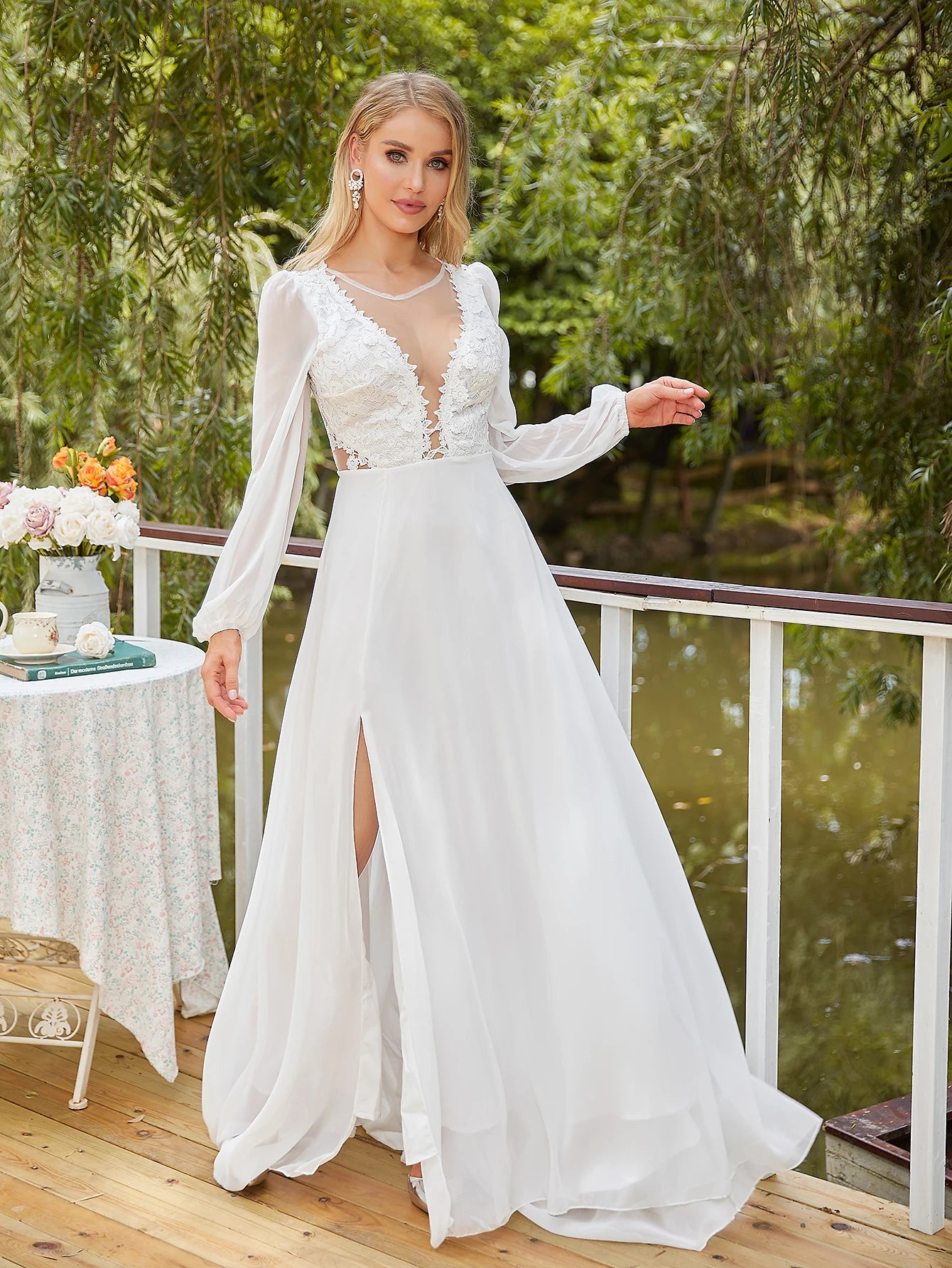 Robe de mariée bohème en mousseline de soie à manches longues et col en V pour femme avec fente et dentelle 2024