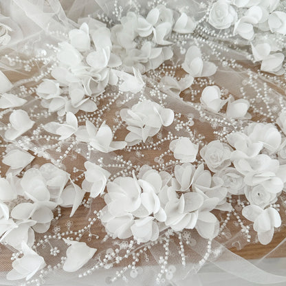 Tissu en dentelle brodé de perles à fleurs 3D blanc cassé. Appliques de fleurs en mousseline de soie laser. Tissu à coudre de haute qualité pour robes de mariée