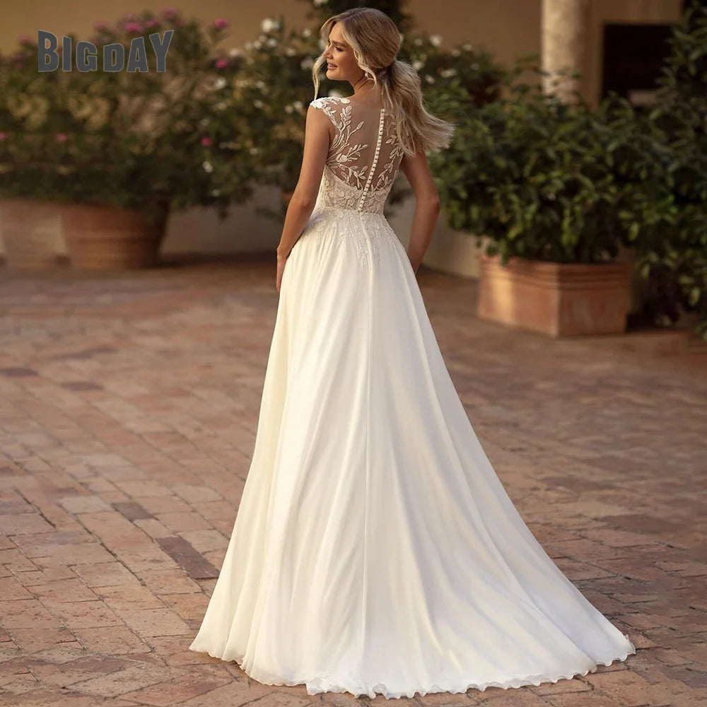 Robe de mariée élégante en dentelle bohème 2024 en mousseline de soie à col rond et illusion au dos, fendue sur le côté de la plage, robe de soirée de mariée avec appliques