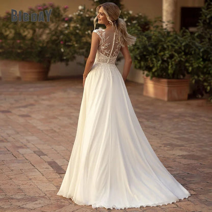 Robe de mariée élégante en dentelle bohème 2024 en mousseline de soie à col rond et illusion au dos, fendue sur le côté de la plage, robe de soirée de mariée avec appliques