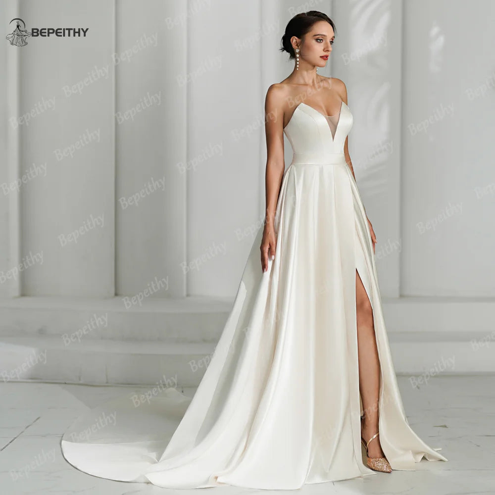 BEPEITHY Vestidos de novia de satén marfil de corte A para mujer 2024 Vestido de novia bohemio de novia blanco con escote en forma de corazón y abertura alta