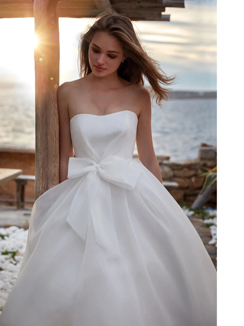 Stylish simple wedding dress Classic Ball gown White Wedding dress strapless corset style Custom plus size