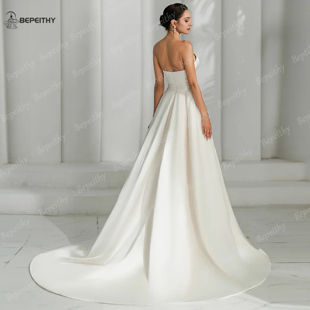 BEPEITHY Vestidos de novia de satén marfil de corte A para mujer 2024 Vestido de novia bohemio de novia blanco con escote en forma de corazón y abertura alta